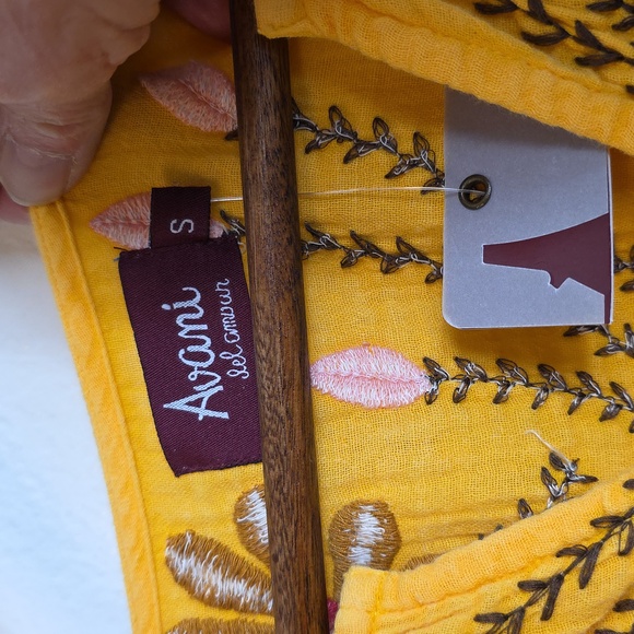 Avani Delamour Yellow Embroidered Boho Top Small NWT Floral V-Neck 3/4 Sleeve - Picture 4 of 13